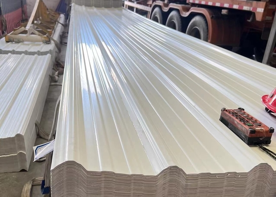 Dobra odporność na warunki pogodowe Plastikowe dachówki pcv o szerokości 930 mm Kształt trapezu